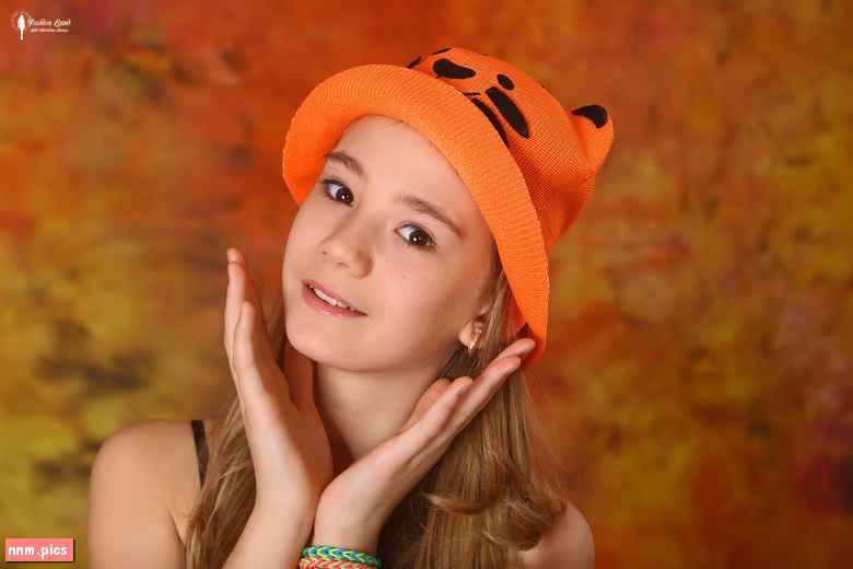 Fashion Land - Elona Model (11 sets, 4 vids)