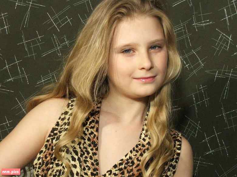 Show Stars – Angelina Model (40 sets, 2 vids)