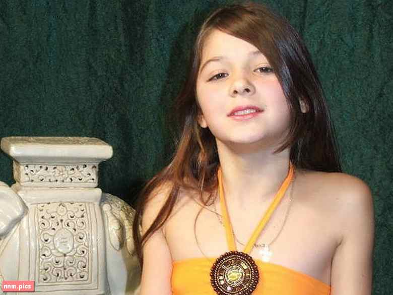 Show Stars – Oxi Model “Gold Dress” (video)