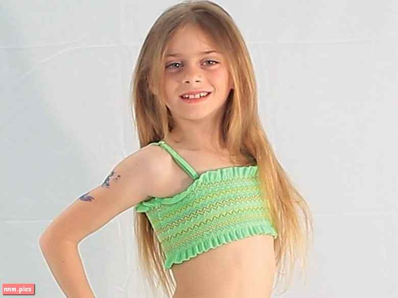 TinyModel – Sweet Catalina "Artistic" (video)